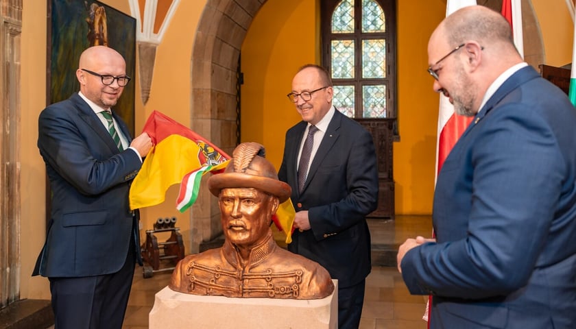 Na zdjęciu wiceprezydent Jakub Mazur odsłania popiersie generała Józefa Bema w ratuszu