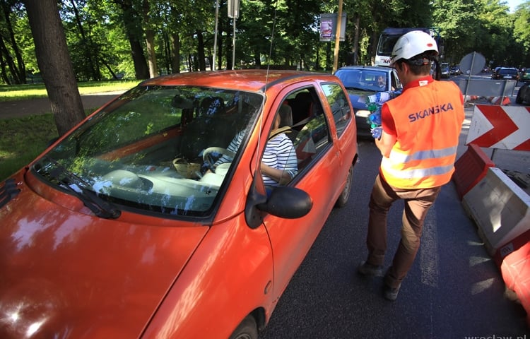 Drogowcy rozdają ulotki