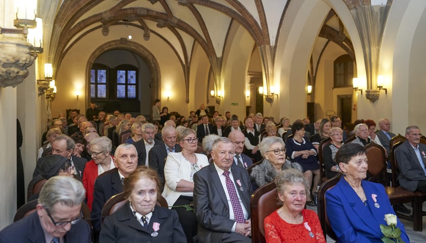 Pary z przeszło 50-letnim stażem w Ratuszu, podczas ceremonii wręczenia medali