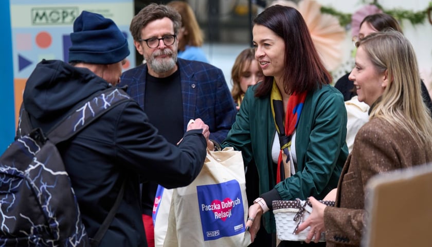 Magdalena Wdowiak-Urbańczyk, dyrektorka Departamentu Spraw Społecznych UMW oraz Andrzej Mańkowski, dyrektor MOPS we Wrocławiu wręczający paczki mieszkańcom