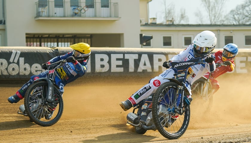 Żużlowcy Betard Sparty Wrocław i Unii Leszno walczą o prowadzenie podczas meczu sparingowego na stadionie Olimpijskim rozegranego 3 kwietnia.
