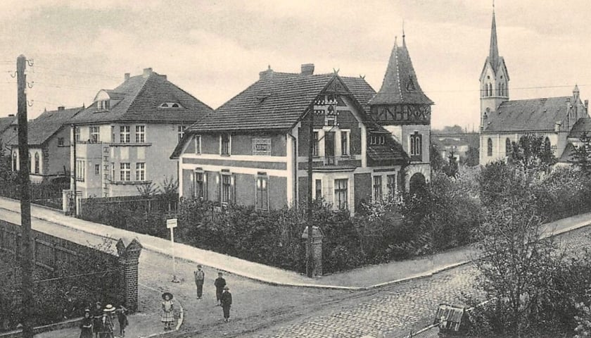 Jednym z dwóch miast włączonych do Wrocławia 1 kwietnia 1928 była Leśnica. Na zdjęciu skrzyżowanie obecnych ulic Łącznej i Skoczylasa w Leśnicy, w 1915 roku.