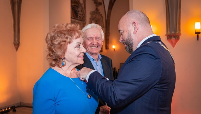Uroczystość wręczenia medali za Długoletnie Pozycie Małżeńskie. Na zdjęciu prezydent Wrocławia Jacek Sutryk i małżeństwo wrocławian