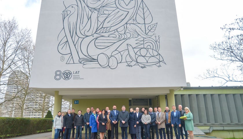 Nowy mural Oteckiego na budynku Katedry Epizootiologii z Kliniką Ptaków i Zwierząt Egzotycznych Uniwersytetu Przyrodniczego we Wrocławiu