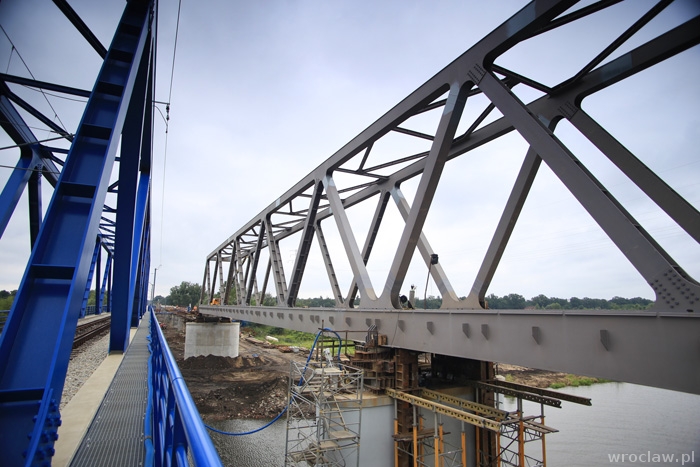 Drugi most kolejowy już nad Odrą [ZDJĘCIA, WIDEO]