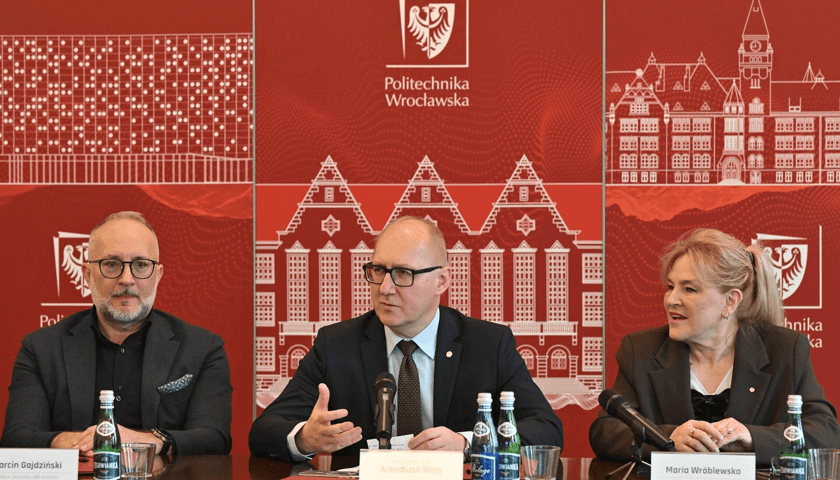 Marcin Gajdziński, dyrektor generalny IBM w Polsce, krajach bałtyckich i Ukrainie, i prof. Arkadiusz Wójs, rektor Politechniki Wrocławskiej (w środku), Maria Wróblewska, doradczyni ministra energetyki. Na zdjęciu dwóch mężczyzn i kobieta siedzą przy stole