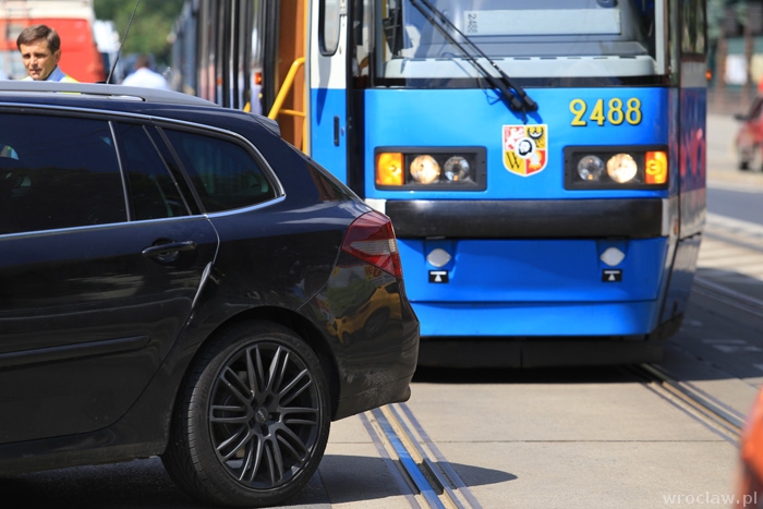 Zablokował tramwaje na ul. Glinianej [ZDJĘCIA, WIDEO]