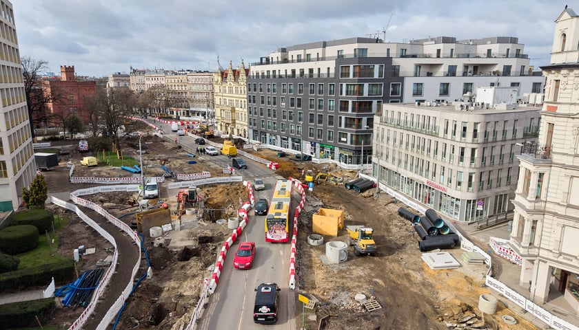 Budowy węzła przesiadkowego Drobnera-Dubois. Widok na ulicę Drobnera - stan robót z 31 marca
