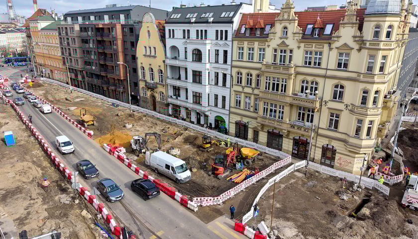 Przebudowa ulicy Dubois (na zdjęciu z 31 marca) to jeden z elementów budowy węzła przesiadkowego Drobnera-Dubois