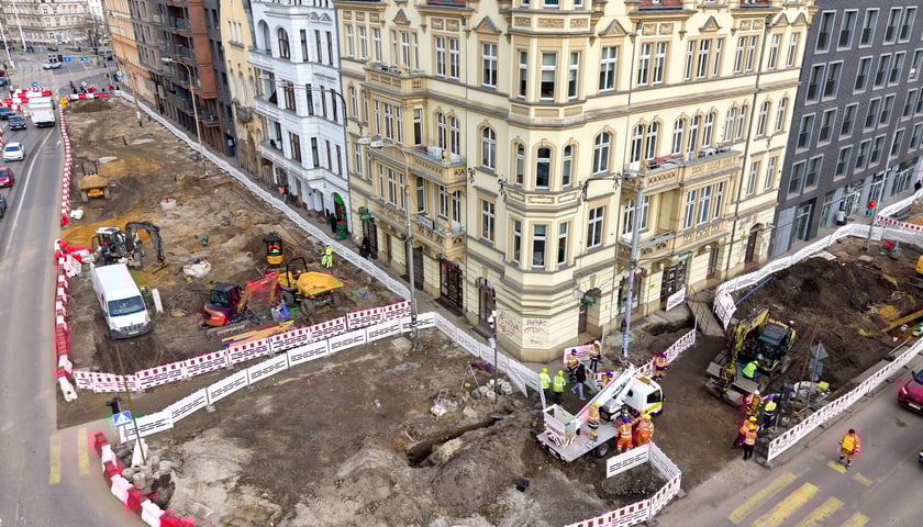 Przebudowa ulicy Dubois (na zdjęciu z 31 marca) to jeden z elementów budowy węzła przesiadkowego Drobnera-Dubois