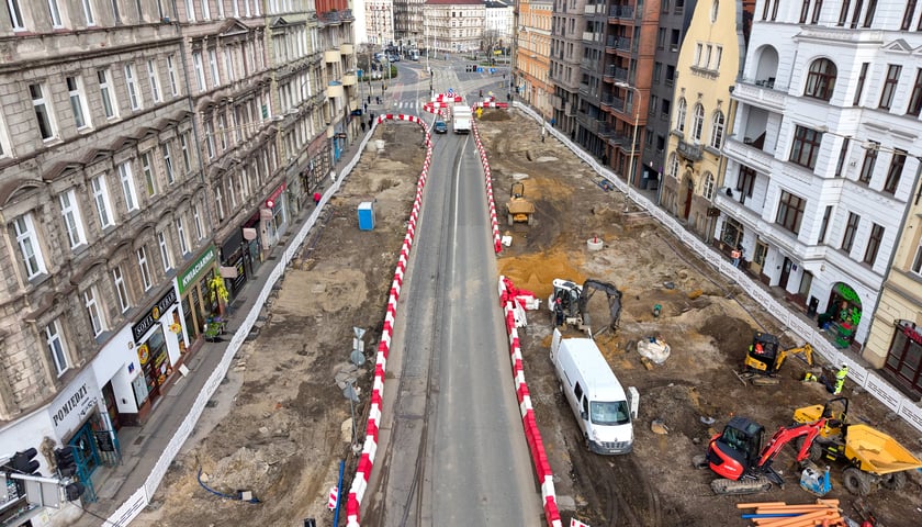 Przebudowa ulicy Dubois (na zdjęciu z 31 marca) to jeden z elementów budowy węzła przesiadkowego Drobnera-Dubois
