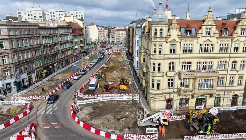 Przebudowa ulicy Dubois (na zdjęciu z 31 marca) to jeden z elementów budowy węzła przesiadkowego Drobnera-Dubois