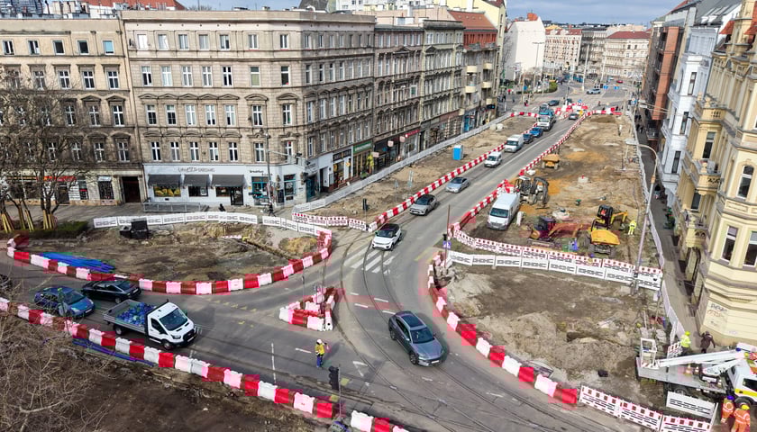 Przebudowa ulicy Dubois (na zdjęciu z 31 marca) to jeden z elementów budowy węzła przesiadkowego Drobnera-Dubois