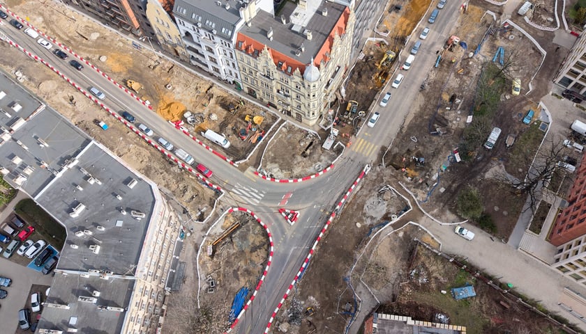 Przebudowa ulicy Dubois (na zdjęciu z 31 marca) to jeden z elementów budowy węzła przesiadkowego Drobnera-Dubois