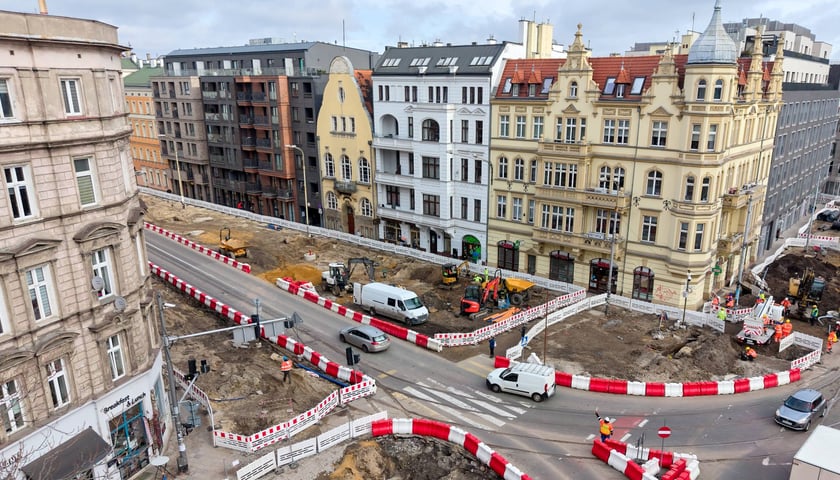 Już w tym miesiącu na Dubois zaczną budować dolne warstwy konstrukcji drogowej. Na zdjęciu rozkopana ulica - stan z 31 marca 