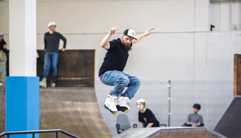 Wro Trick Dżem 2025, zdjęcie archiwalne, ilustracyjne. Na zdjęciu zawodnik na rolkach w efektownym wyskoku.