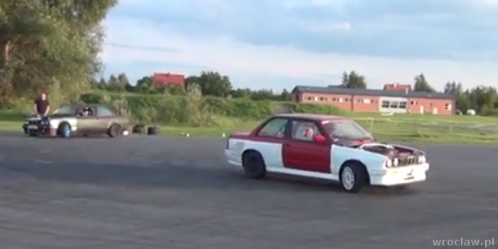 W szkole jazdy uczą driftu [WIDEO]
