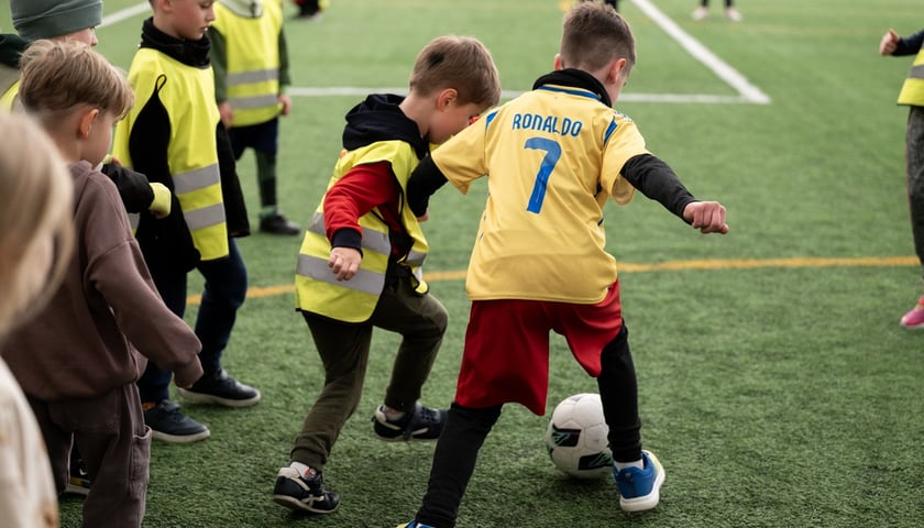Mecz podczas Turnieju "Piłka Bez Barier" we Wrocławiu. Na zdjęciu dzieci grają w piłkę