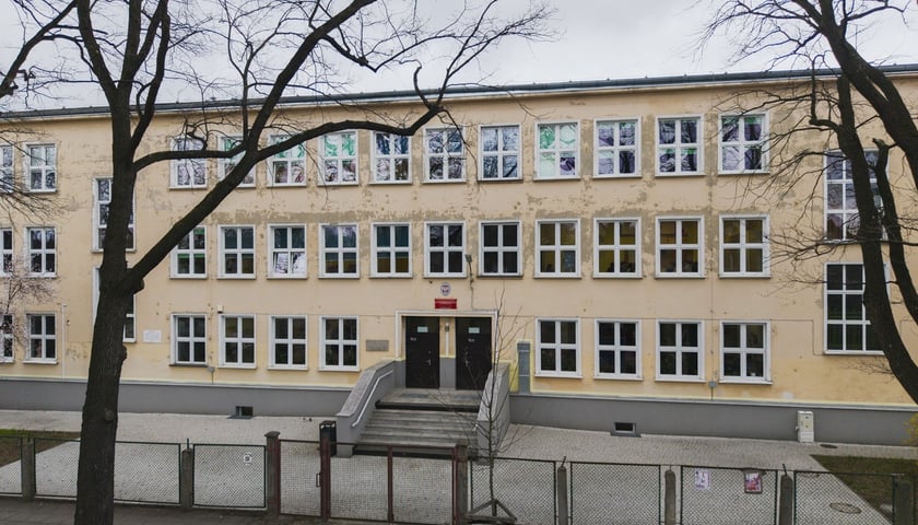 <p>Liceum Og&oacute;lnokształcące nr 6 przy ul. Hutniczej</p>