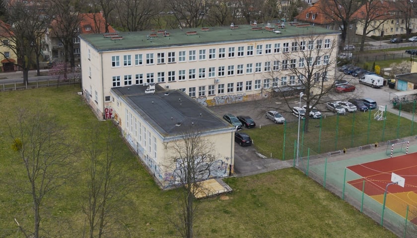 <p>Liceum Og&oacute;lnokształcące nr 6 przy ul. Hutniczej, zdjęcie z drona</p>
