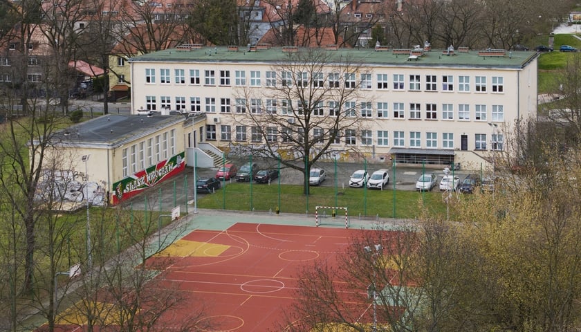 Liceum Ogólnokształcące nr 6 przy ul. Hutniczej, zdjęcie z drona