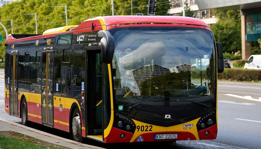 Autobus aglomeracyjny. Zdjęcie ilustracyjne