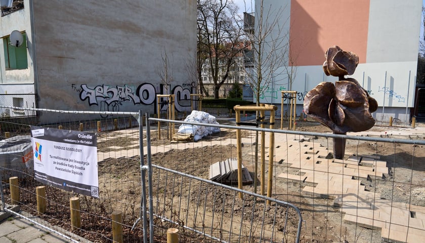 Rzeźba Święto Kwiatów stanęła na skwerze u zbiegu Sztabowej/Podchorążych