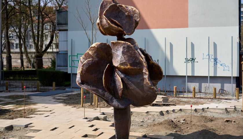 Rzeźba Święto Kwiatów stanęła na skwerze u zbiegu Sztabowej/Podchorążych