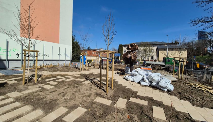 Odnowiona rzeźba &bdquo;Święto Kwiat&oacute;w&rdquo; na skwerze przy Sztabowej/Podchorążych