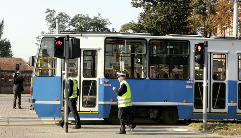 Al. Hallera: pieszy wpadł pod tramwaj ZDJĘCIA]