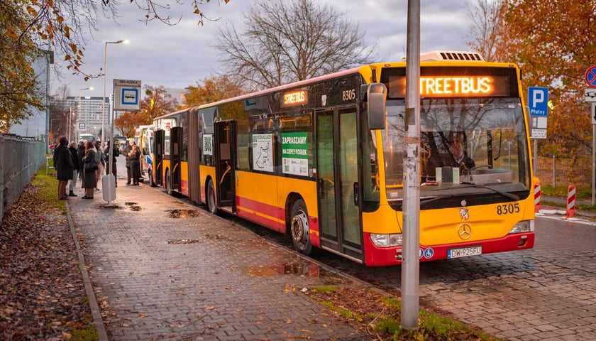 Streetbus na przystanku, jesień 2025