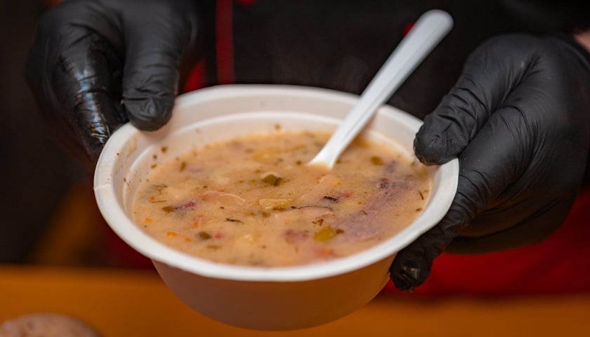 <p>Porcja zupy wydawane w Streetbusie</p>