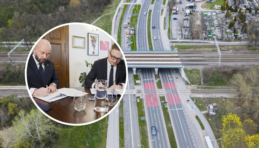 Na dużym zdjęciu wiadukt kolejowy nad Bardzką i tory linii 285 przecinające ulicę Bardzką. Na małym zdjęciu prezydent Jacek Sutryk i pełnomocnik zarządu PKP PLK ds. przygotowania inwestycji Rafał Banaszkiewicz podpisują porozumienia w sprawie przeniesienia torów nad ulicę Bardzką i budowy przystanku kolejowego Wrocław Maślice 