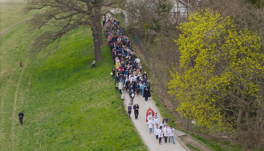 Procesja i poświęcenie krzyża nad Odrą. Zdjęcie z uroczystości 3.04.2026