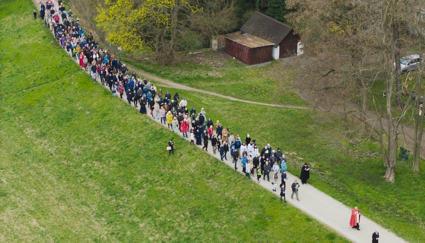 Procesja i poświęcenie krzyża nad Odrą. Zdjęcie z uroczystości 3.04.2026