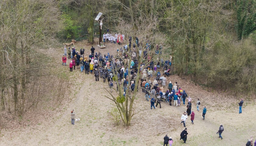 Procesja i poświęcenie krzyża nad Odrą. Zdjęcie z uroczystości 3.04.2026