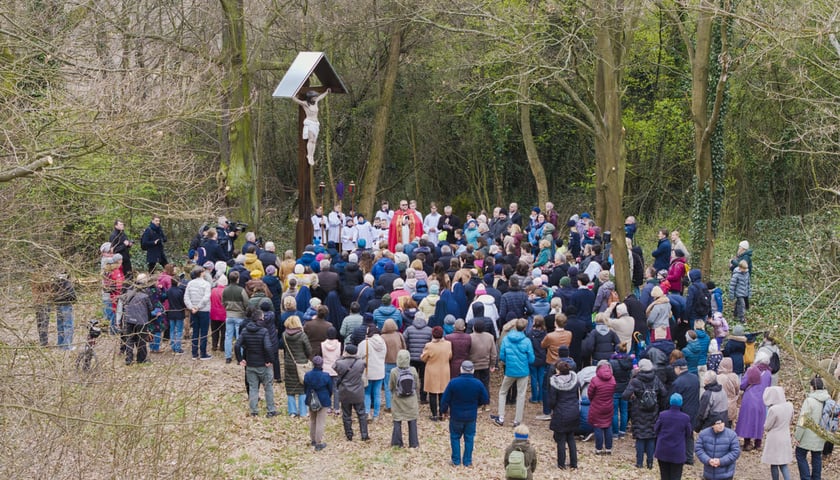 Procesja i poświęcenie krzyża nad Odrą. Zdjęcie z uroczystości 3.04.2026