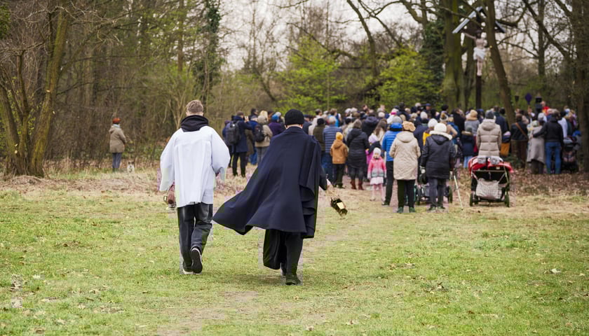 Procesja i poświęcenie krzyża nad Odrą. Zdjęcie z uroczystości 3.04.2026
