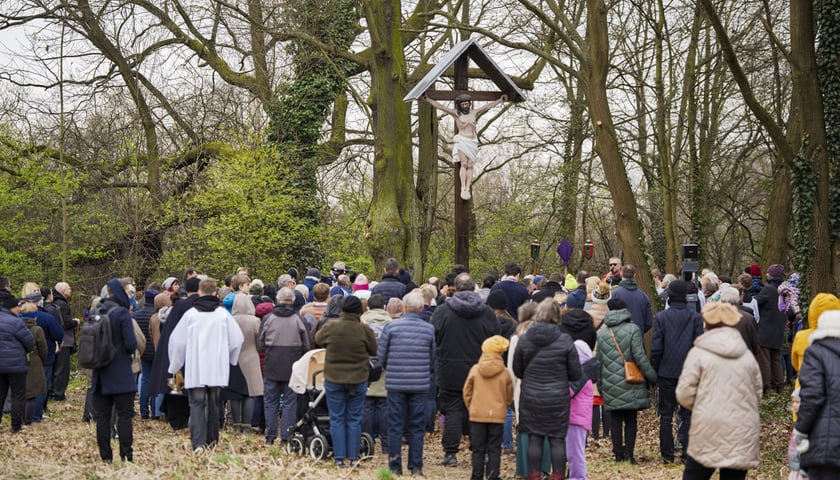 Procesja i poświęcenie krzyża nad Odrą. Zdjęcie z uroczystości 3.04.2026