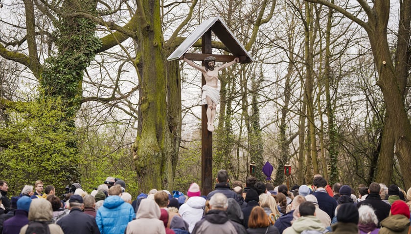 Procesja i poświęcenie krzyża nad Odrą. Zdjęcie z uroczystości 3.04.2026