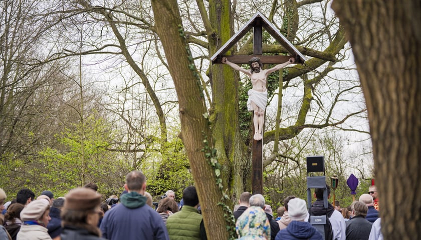 Procesja i poświęcenie krzyża nad Odrą. Zdjęcie z uroczystości 3.04.2026