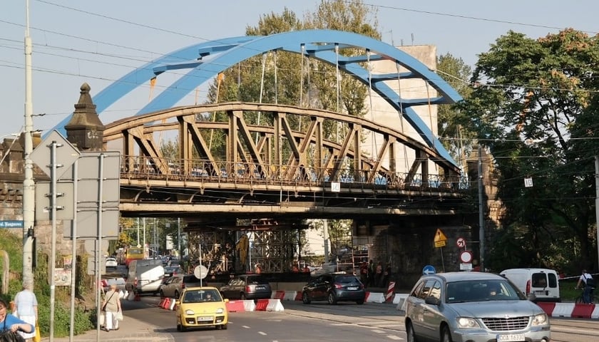 Przesuwają nowe przęsło wiaduktu nad Grabiszyńską [NOWE ZDJĘCIA]