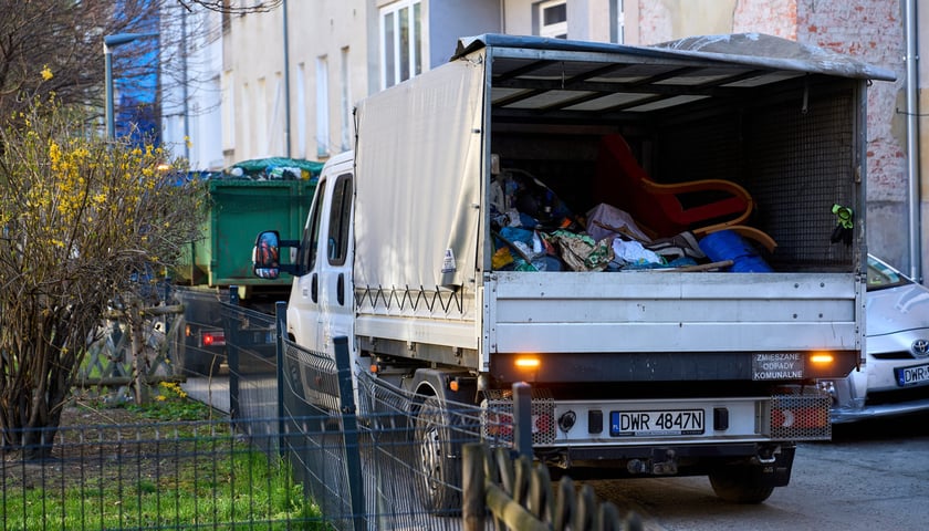 Usuwanie odpadów z podwórka przy ul. Grunwaldzkiej