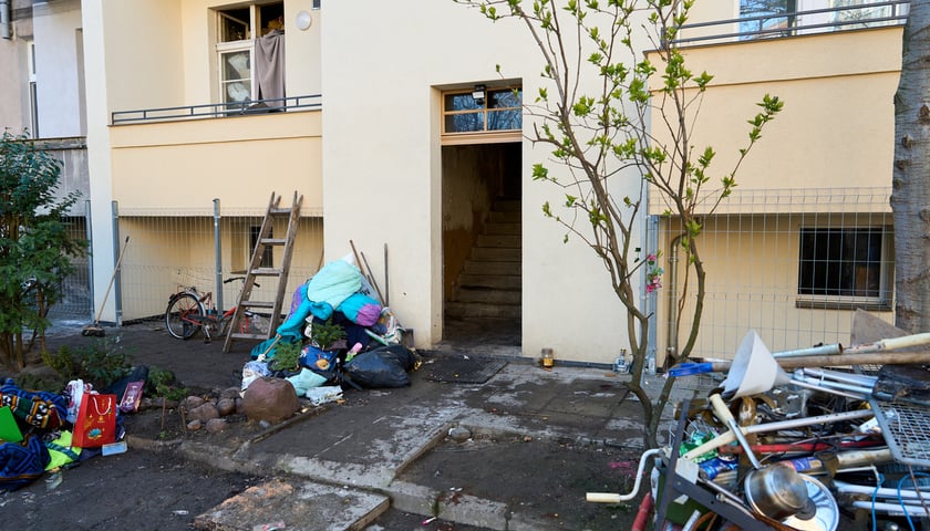 Usuwanie odpadów z podwórka przy ul. Grunwaldzkiej