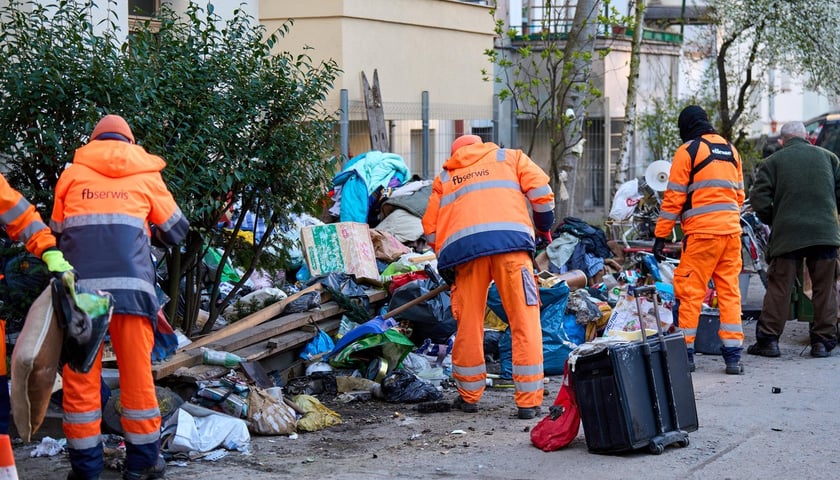 Usuwanie odpadów z podwórka przy ul. Grunwaldzkiej. Na zdjęciu pracownicy Ekosystemu usuwają śmieci zgromadzone przez lokatora kamienicy