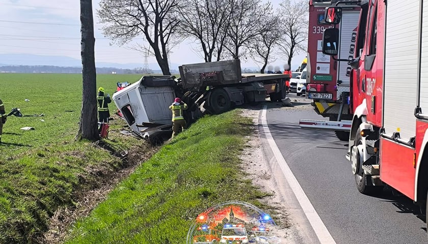 Wypadek na DK 35 w Wojnarowicach - widać przewrócony samochód ciężarowy oraz strażaków 
