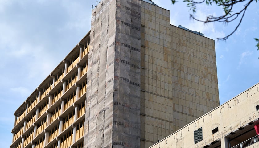 Stan z 2025 roku. Już nie ma szklanej fasady wieży