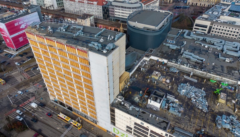 Na zdjęciu widok z góry na rozbierane Arkady Wrocławskie