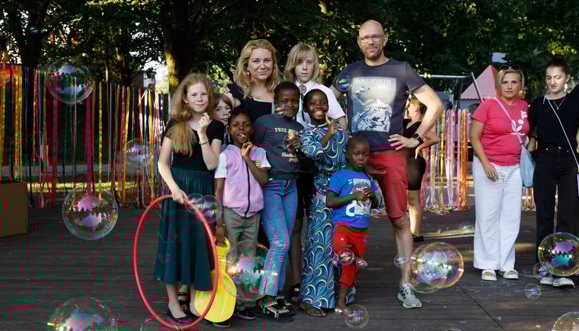 Młodzi artyści z Tanzanii, którzy uczestniczyli w jednej z poprzednich edycji projektu Lelenfant i mieszkali u polskiej rodziny.