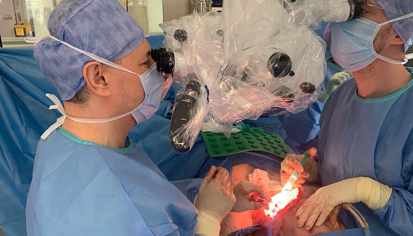 Prof. Marcin Kos podczas operacji